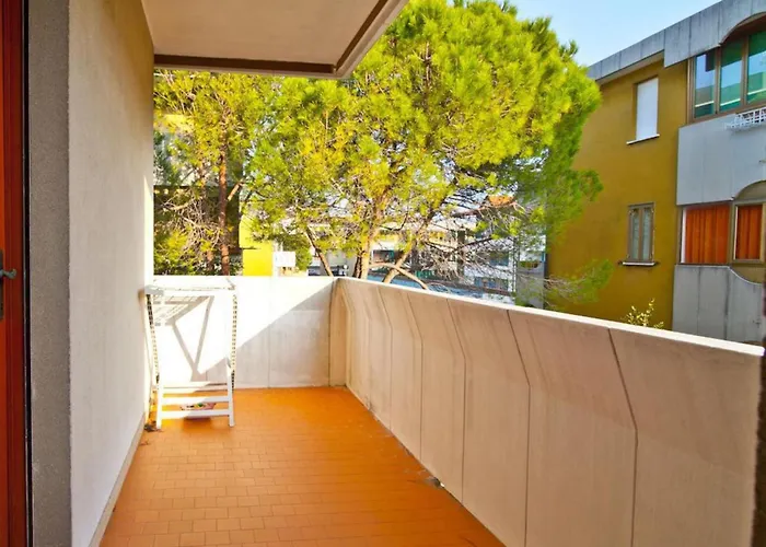 Sunny Beachside In Apartment