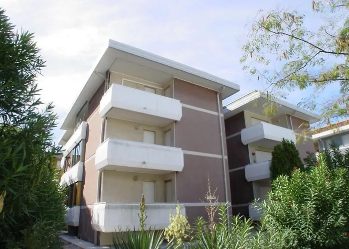 Sunny Beachside In Apartment